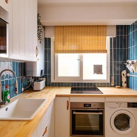Casa Phoebe - New Renovated Sleeps 5 - 1 Min Apartament Burgau
