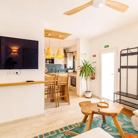 Apartament Casa Phoebe - New Renovated Sleeps 5 - 1 Min *