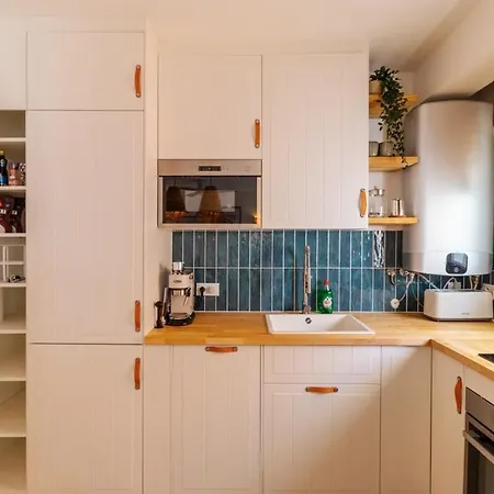 Casa Phoebe - New Renovated Sleeps 5 - 1 Min Apartment *