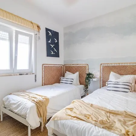 Casa Phoebe - New Renovated Sleeps 5 - 1 Min * Burgau