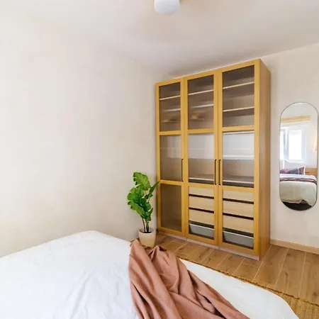 Apartment Casa Phoebe - New Renovated Sleeps 5 - 1 Min