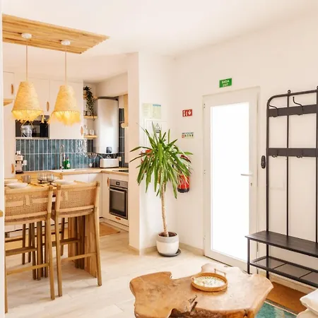 Casa Phoebe - New Renovated Sleeps 5 - 1 Min Apartament *