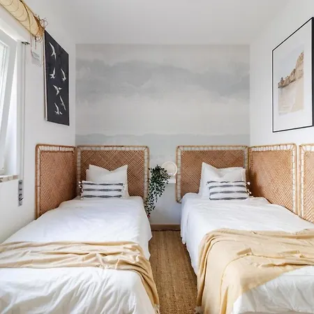 Casa Phoebe - New Renovated Sleeps 5 - 1 Min