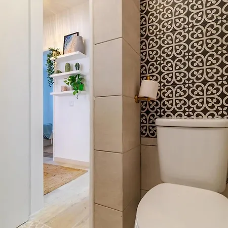 Casa Phoebe - New Renovated Sleeps 5 - 1 Min Apartment *