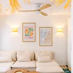 Casa Phoebe - New Renovated Sleeps 5 - 1 Min Apartment