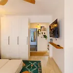 Casa Phoebe - New Renovated Sleeps 5 - 1 Min Apartment Burgau