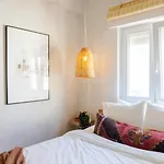 Casa Phoebe - New Renovated Sleeps 5 - 1 Min Apartment Burgau