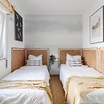 Casa Phoebe - New Renovated Sleeps 5 - 1 Min
