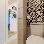 Casa Phoebe - New Renovated Sleeps 5 - 1 Min Apartment *