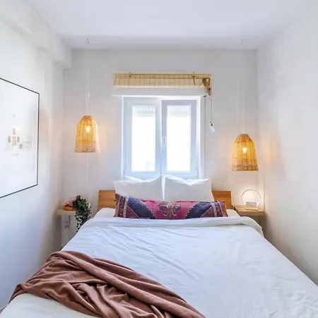 Casa Phoebe - New Renovated Sleeps 5 - 1 Min * Burgau