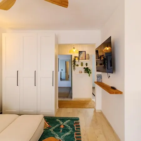 Casa Phoebe - New Renovated Sleeps 5 - 1 Min Apartamento Burgau