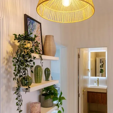 Casa Phoebe - New Renovated Sleeps 5 - 1 Min Апартаменты