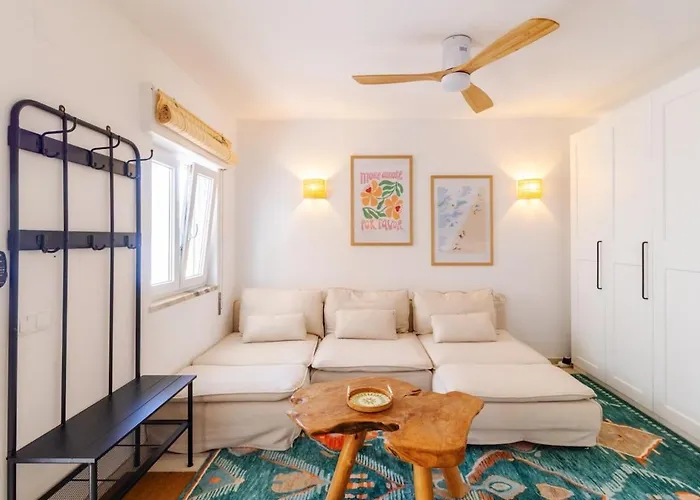 Casa Phoebe - New Renovated Sleeps 5 - 1 Min 아파트 *